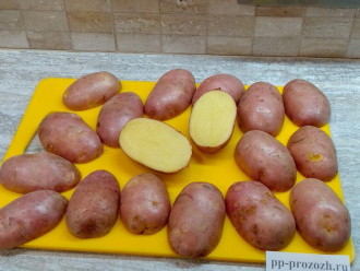 Шаг 4: Разрежьте картофель вдоль пополам.