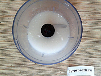 Шаг 2: С кокоса слейте воду. Вместо кокосовой воды можно использовать готовое кокосовое молоко (калорийность напитка при этом будет значительно выше).
