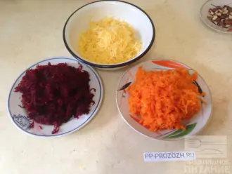 Шаг 2: Натрите на мелкой терке свеклу, морковь и сыр по отдельности.