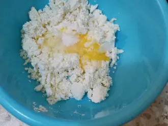 Шаг 2: Смешайте творог с яйцом, сахарозаменителем и ванилью.