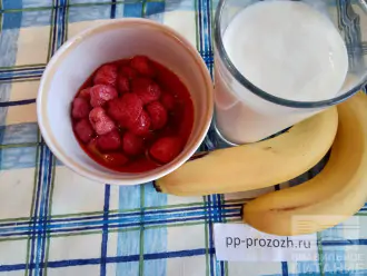 Шаг 1: Подготовьте ингредиенты: клубнику, банан, обезжиренный йогурт.