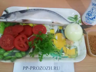 Шаг 1: Подготовьте ингредиенты: рыбу, помидор, лук, петрушку, соль, натуральную приправу для рыбы.
