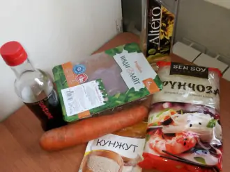 Шаг 1: Подготовьте ингредиенты. Морковь почистите, мясо достаньте из упаковки.