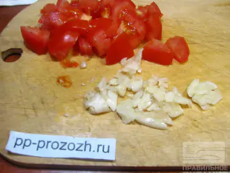 Шаг 7: Мелко нарежьте помидор, раздавите 2-3 зубчика чеснока. Добавьте все это к рису и овощам. 