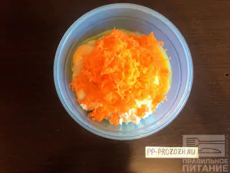Шаг 5: Морковь очистите от кожуры и натрите на  мелкой терке, высыпьте в тесто.