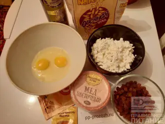 Шаг 1: Подготовьте ингредиенты: яйца, мед, овсяную муку, творог, изюм, разрыхлитель теста, ваниль, оливковое масло.