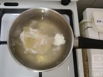 Шаг 3: Сделайте яйцо-пашот. В кастрюлю налейте воды, добавьте соли и уксус. Доведите до кипения и вылейте туда сырое яйцо. Я никаких воронок не создаю. Оно само себя "закрывает". Снимите образующуюся пенку.