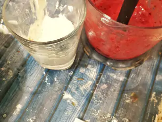 Шаг 5: Выложите творожную массу в миску, часть добавьте в стакан. В миксер положите ягоды и взбейте.