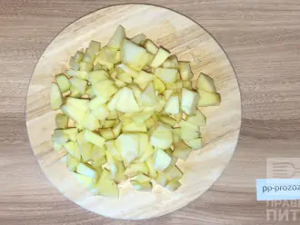 Шаг 2: Очистите яблоки от кожуры и нарежьте кубиками.