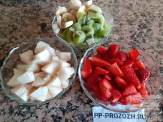 Шаг 2: Хорошо помойте фрукты. Очистите киви, банан, яблоко, грушу и клубнику. Нарежьте небольшими кусочками.