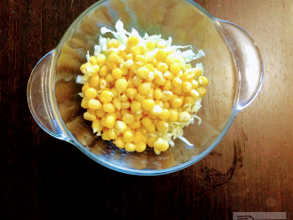 Шаг 3: Насыпьте кукурузу в салат.