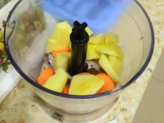 Шаг 3: Яблоко почистите, нарежьте кусочками и отправьте к моркови.