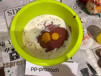 Шаг 4: Добавьте в миску с печенью молоко и яйцо, перемешайте.
