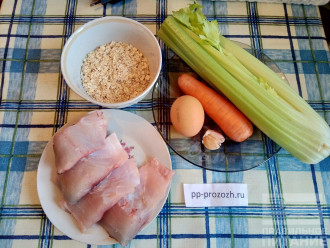 Шаг 1: Подготовьте ингредиенты: филе щуки, морковь, стебель сельдерея, чеснок, яйцо, овсяные хлопья.