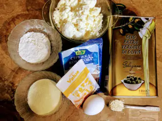 Шаг 1: Для приготовления данного десерта возьмите: творог, рисовую муку, манную крупу, яйцо, кокосовую стружку, кунжут, ванилин и оливковое масло для жарки.