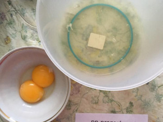Шаг 2: Возьмите яйца и аккуратно отделите желтки от белков.