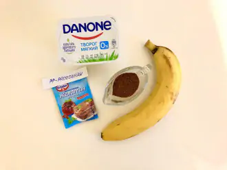 Шаг 1: Подготовьте следующие ингредиенты: мягкий обезжиренный творог, банан, желатин и кокосовый сахар (или любой подсластитель).