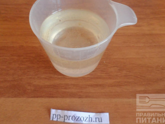 Шаг 3: В стакане смешайте оливковое масло с водой. Хорошо размешайте жидкость.