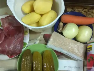 Шаг 1: Подготовьте ингредиенты: очистите лук, картофель и морковь. Мясо нарежьте небольшими кубиками и сварите бульон.