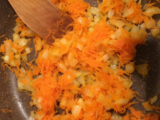Шаг 2: Картофель нарежьте и добавьте в бульон, а из моркови и лука сделайте зажарку на капле оливкового масла.