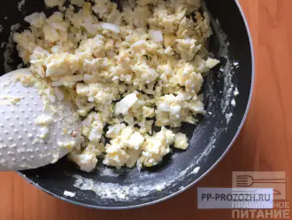 Шаг 4: Яйца обжарьте на раскаленной сковороде до готовности, перемешивая.
