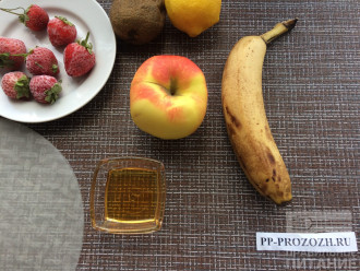 Шаг 1: Приготовьте ингредиенты. Вымойте фрукты, при необходимости разморозьте клубнику.