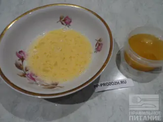 Шаг 2: Разбейте два яйца, добавьте мед и щепотку соли. Хорошо взбейте вилкой или миксером.