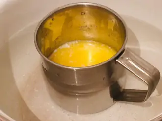 Шаг 3: На водяной бане растопите сливочное масло.