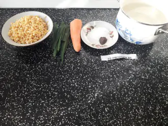 Шаг 1: Подготовьте ингредиенты для супа: горох, морковь, соль, перец, зеленый лук, воду.