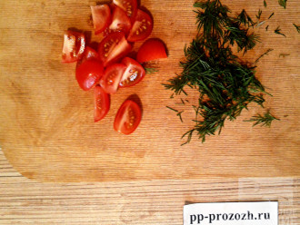 Шаг 5: Нарежьте помидоры и укроп.