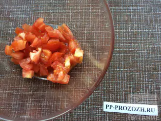 Шаг 2: Нарежьте помидоры произвольными кусочками.