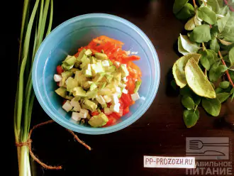 Шаг 8: Авокадо очистите от кожуры, нарежьте кубиками и высыпьте в салат.