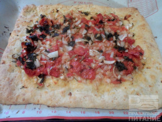 Шаг 9: Готовую пиццу разрежьте на порции.
