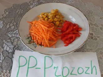 Шаг 5: Морковь нарежьте соломкой, перец болгарский - соломкой, из консервированной кукурузы слейте жидкость.