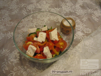 Шаг 6: Добавьте в салат сыр тофу. Можно порезать его небольшими кубиками, можно кусочками побольше. При перемешивании он все равно распределится по всему объему салата.