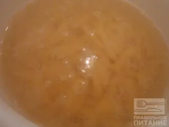 Шаг 7: Налейте воду в кастрюлю, и доведите до кипения, а затем опустите картошку. Через 10-15 минут после того, как закипела вода с картошкой, добавьте в кастрюлю лук, морковь и клецки. Чтобы сформировать клецки, можете руками отрывать от теста кусочки и опускать в суп. Затем варите суп еще минут 5-10, в зависимости от готовности картофеля. В конце посолите и добавьте зелень.