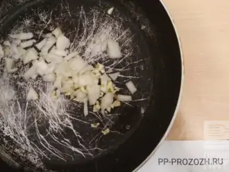 Шаг 2: Нарежьте мелко чеснок и лук. Обжарьте в глубокой сковороде с небольшим количеством масла гхи в течение пары минут.