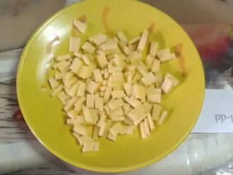 Шаг 3: Нарежьте сыр мелкими кубиками.