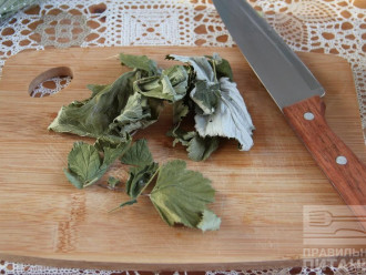 Шаг 5: Измельчите смородиновый лист. Переложите травы в чайник, залейте кипятком и дайте настояться 5 минут.