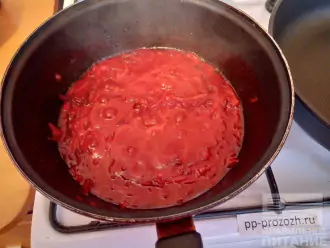 Шаг 5: Добавьте томатный сок. Протушите 15 минут.