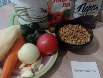 Шаг 1: Подготовьте ингредиенты для супа: бульон (воду), чечевицу, картофель, морковь, лук, чеснок, шпинат, соль и приправы.