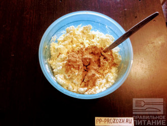 Шаг 4: Корицу высыпьте в тесто и налейте 1 столовую ложку кленового сиропа.