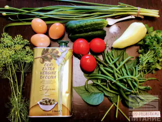 Шаг 1: Для салата возьмите: спаржу, свежие огурцы, помидоры, яйца, оливковое масло, перец сладкий и соль.