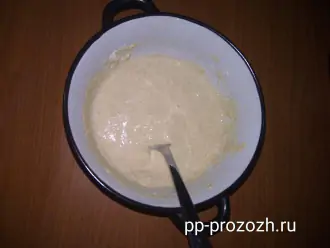 Шаг 3: Соедините овсяную муку с 60 мл молока, добавьте одно яйцо и ложечку меда или любого другого подсластителя. Всё тщательно перемешайте.