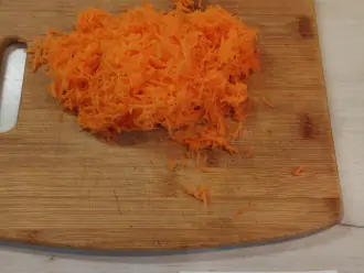 Шаг 2: Морковь натрите на мелкой терке.
