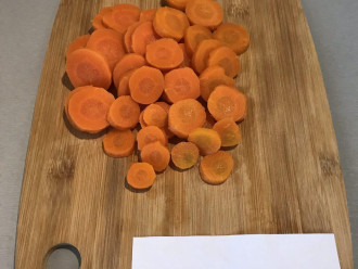 Шаг 2: Нарежьте морковь кружками.