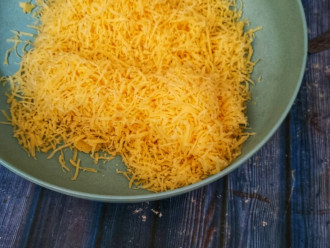 Шаг 5: Подготовьте начинку. Натрите сыр на мелкой терке.