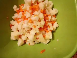 Шаг 2: Картофель и морковь очистите и нарежьте кубиком.