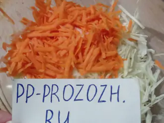 Шаг 3: Морковь натрите на средней терке. Добавьте её к капусте.