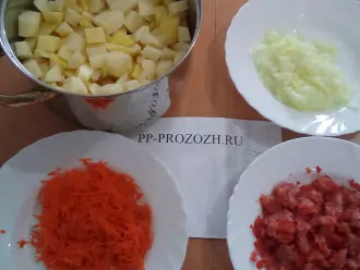 Шаг 4: Порежьте кубиками картофель и помидор, измельчите лук, потрите на терку морковь.